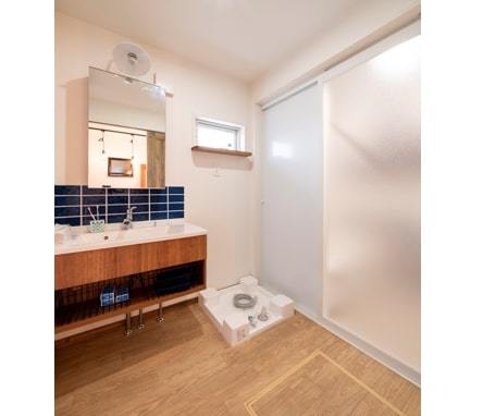 クールに仕上げた家族の共有スペース