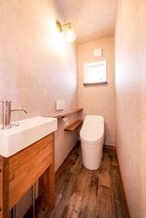 クールに仕上げた家族の共有スペース