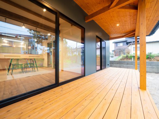 プライベートなお庭空間が楽しめるウッドデッキ