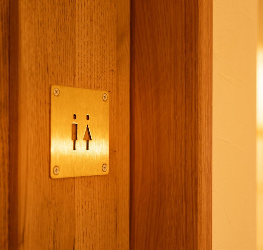 扉のプレートが可愛らしいトイレ