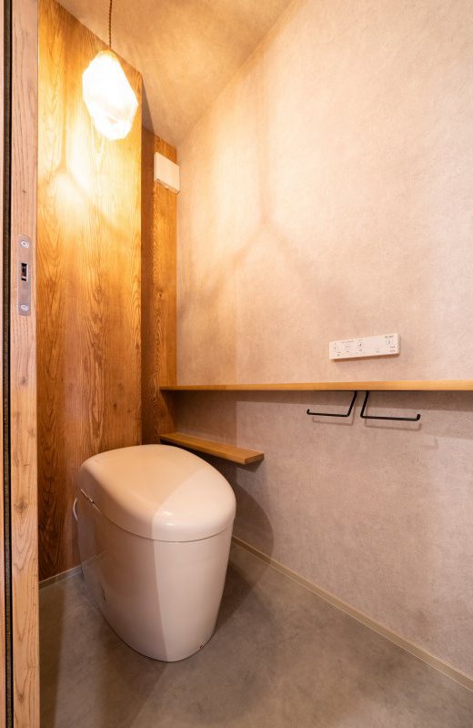 扉のプレートが可愛らしいトイレ