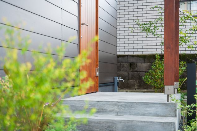 『玄関ポーチの土間仕上げ』
今回FEENAのコンセプトである、「和と北欧」。最近のお家ではタイル仕上がりなどをよく目にしますが、あえて土間の仕上がりに。和の建築要素がここにもあります。