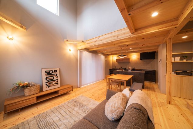 『まちなかでも広々リビング』
2階までつながる吹き抜けのあるリビングは日々の疲れを癒すリラックスできる空間になっています。「坪数よりも広く感じますね」というお声をいただいております。建具枠のないこだわりと吹き抜けのある空間が広々感じられる秘訣です!