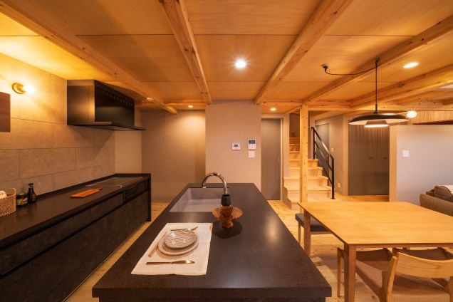 『目を引くおしゃれなアイランドキッチン』
玄関からも見える2列型のアイランドキッチンは作業性はもちろん家具の1つのようなおしゃれさです。玄関やリビングからは見えづらい配置の冷蔵庫は生活感を減らします。