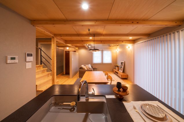 『市松張りの映える下がり天井』
シナ合板の天井は程よい高さがリラックスできる空間を演出しています。天井が低いことで作業などに集中しやすくなっています。必然的に家族がリビングを通る構成は家族の和をより深めます。