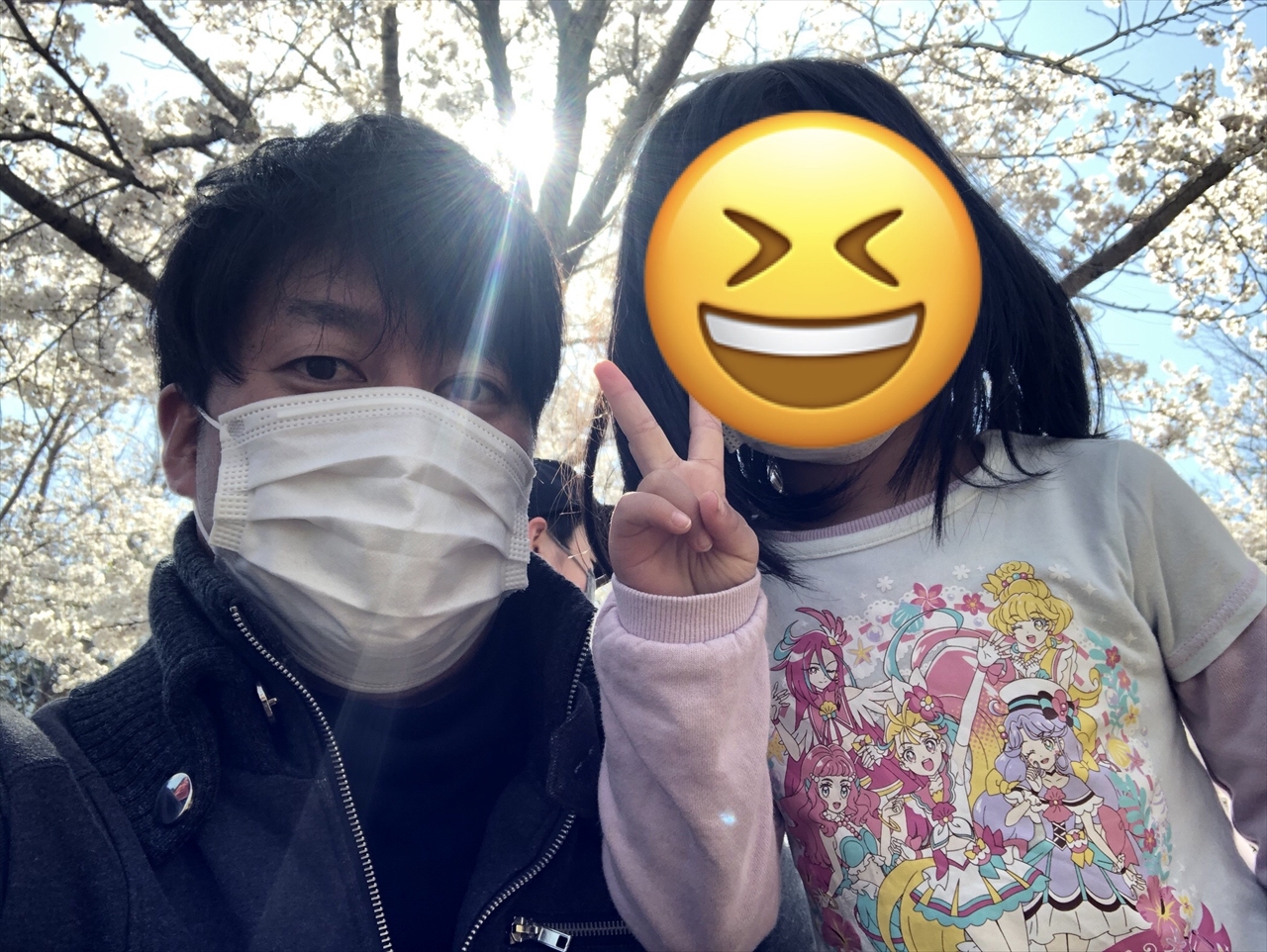 桜をバックにニッコリSMILE