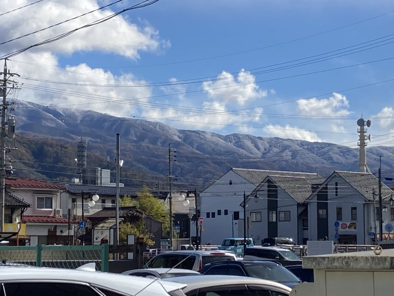 大手から東の里山を見た
