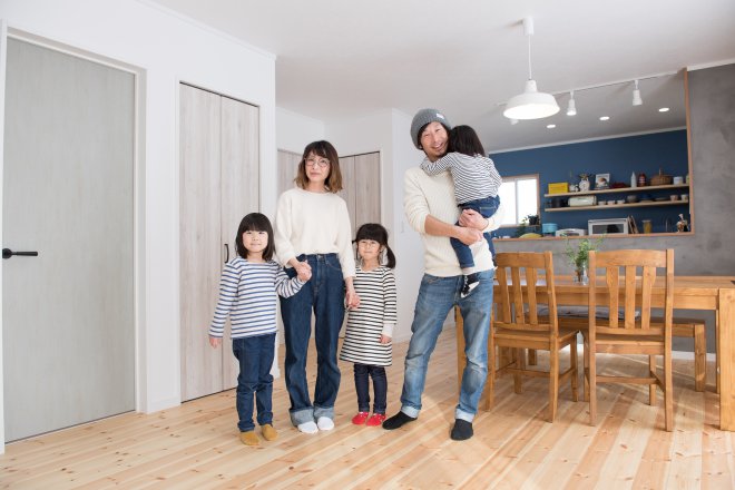 元々は主人があったか子育て応援住宅の釜野井さんのご主人と仕事の知り合いで、釜野井さんから土地を紹介された際にあったか子育て応援住宅のことを知りました。<br />
<br />
そこで当初。子供が入る予定の小学校が遠かったので、子供のためも考えたらいずれ建てなきゃな・・・と思っていたのですが、釜野井さんからの土地提案をきっかけにちゃんと始めてみようと思い、家づくり進めました。<br />
<br />
実際に家づくりを進めるとなって釜野井さんからの土地提案のあとフレンドリーに話せる営業さんが担当になっていただき、かなり質問させていただいたのですが、自信を持って答えていただきすごく頼りになりました! <br />
他の会社の営業さんとは話の仕方が違い、個性的で波長が合うことも助かりました。<br />
予算の相談にも快く乗ってくれ、私が自営業で独立2年目にも関わらず資金の目処をつけられることができ、ここにしようとあったか子育て応援住宅さんで建てようと思いました。