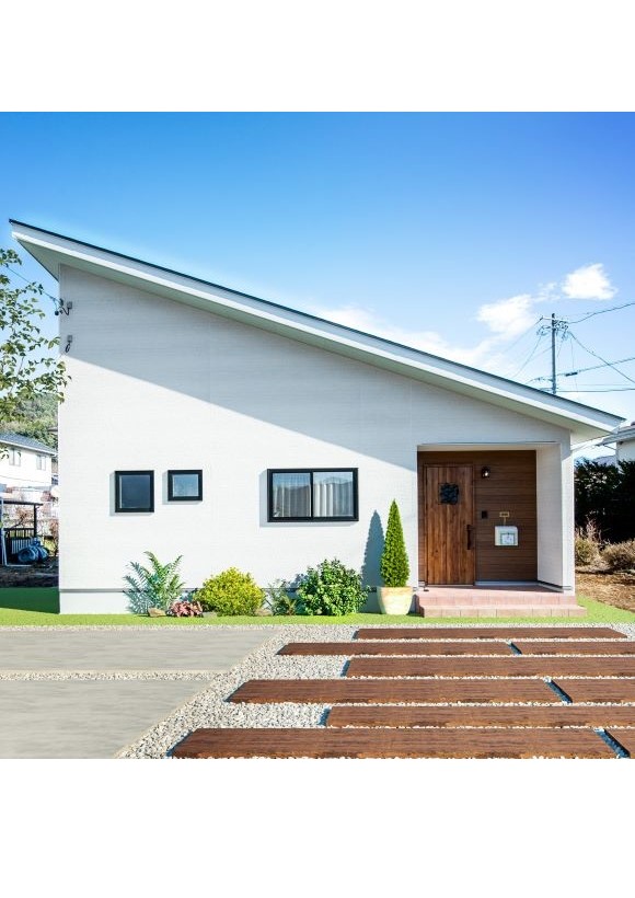 中庭とウッドデッキのプライベート空間のある平屋【諏訪市】