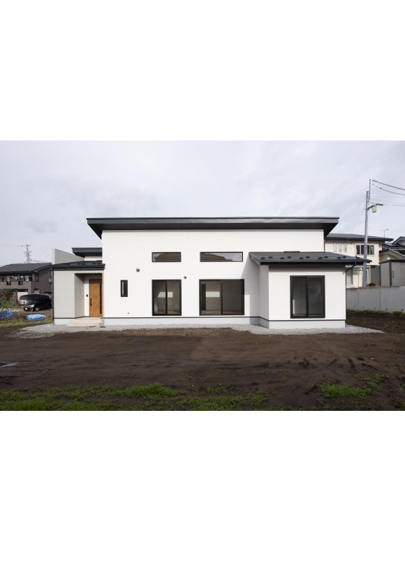 窓から優しい光が差し込む広々とした平屋【須坂市】