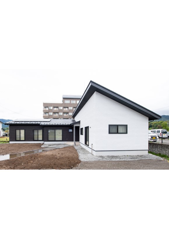 勾配天井により開放的空間・モダンな平屋住宅【箕輪町】