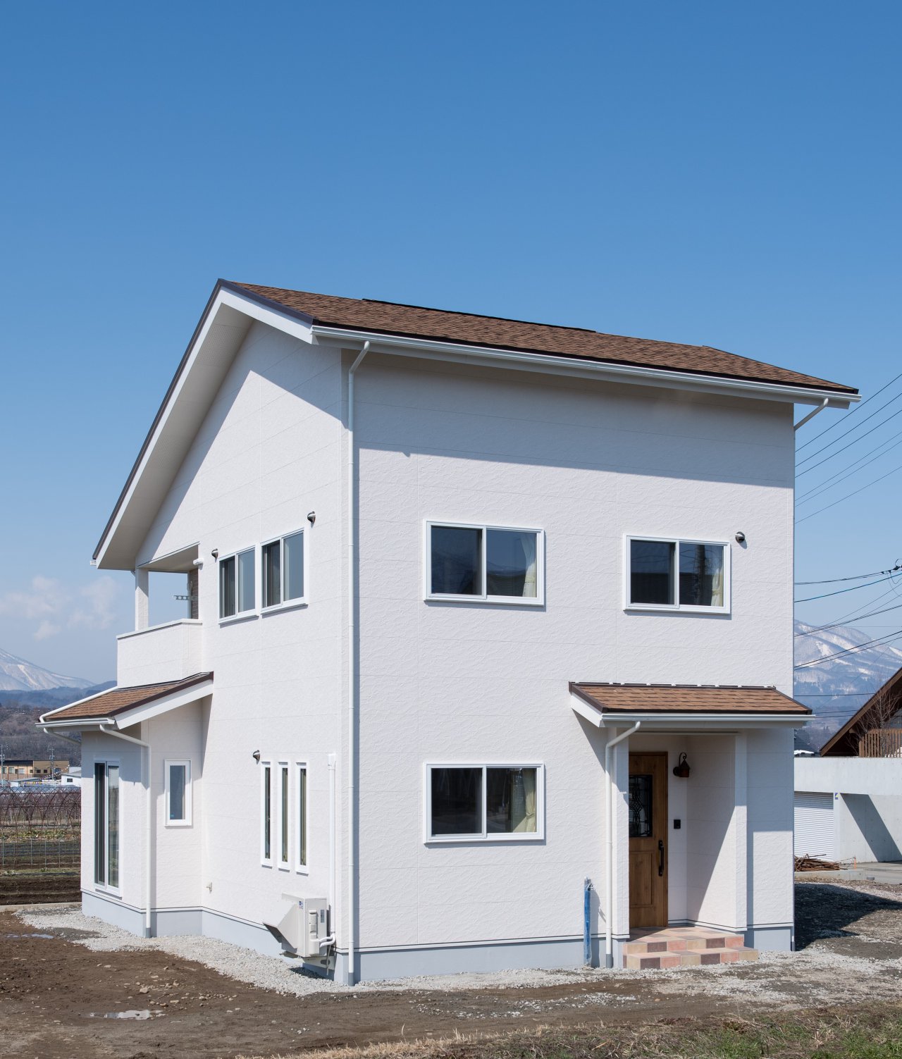 デザイン性、機能性を兼ね備えた屋根材を使用した、海外風の外観