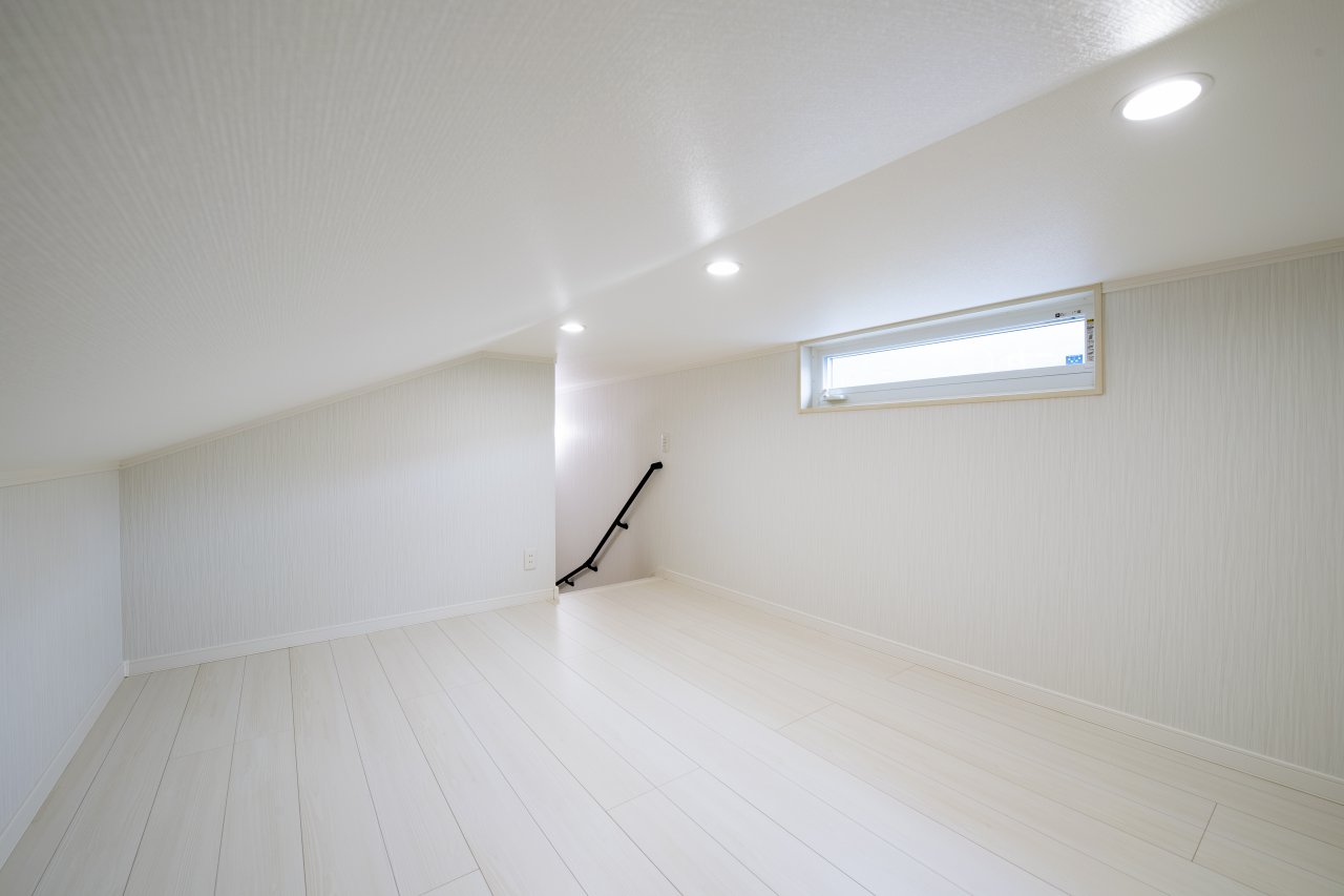 住居スペースとしても使用できる窓付きの小屋裏収納