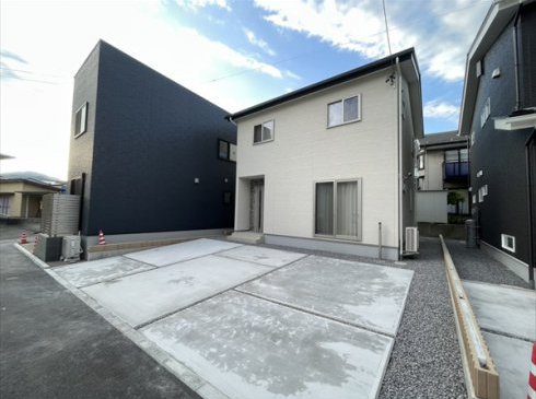 車3台分の広々とした土間打ち駐車スペース