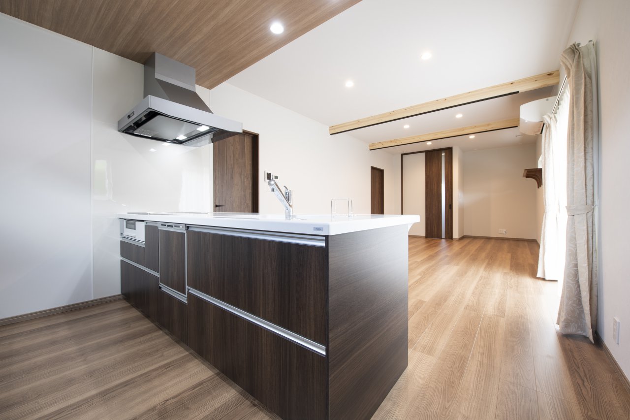 光が差し込むオープンキッチン