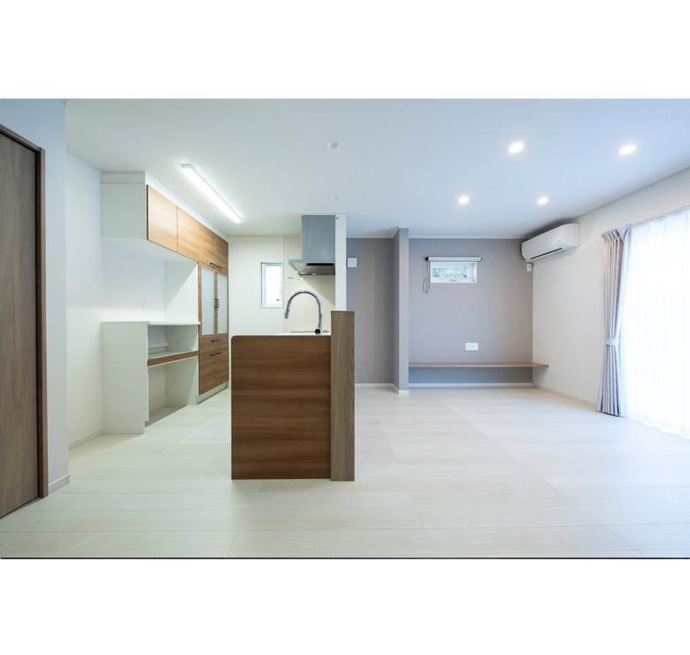 対面キッチンとダイニング