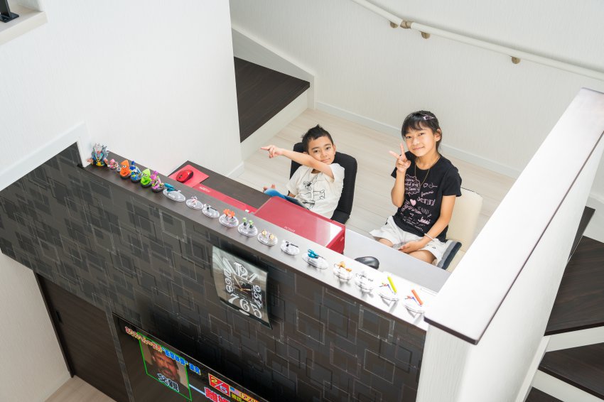 大きな吹き抜けとスキップフロアのある家