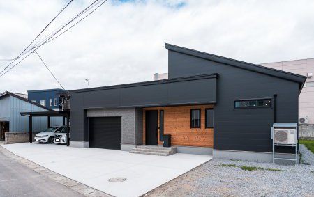 贅沢な趣味空間としてのガレージ付き平屋の家