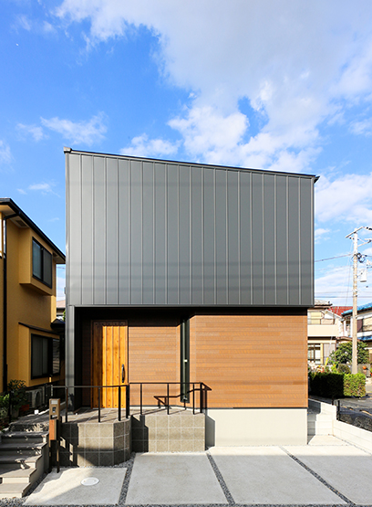 土間玄関とオープン階段が開放的な住まい