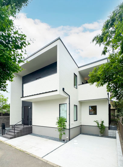 吹き抜け×大容量収納×ヌック付き!家族時間がもっと楽しくなる快適な家