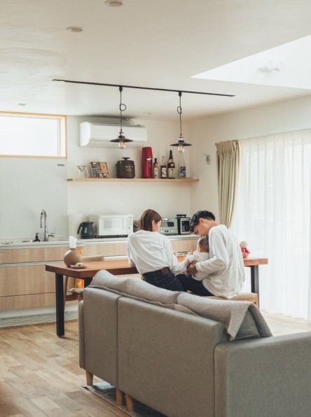 開放的な吹き抜け×自然素材で子育て家族の快適と健康を追求した家