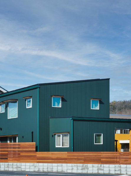 家族時間の愉しみ無限大 こだわりキッチンカウンターと大空間ウッドデッキのある住まい