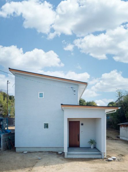 柔らかな光差し込む開放的な吹き抜けと四季を愉しむ広々造作カウンターのある住まい