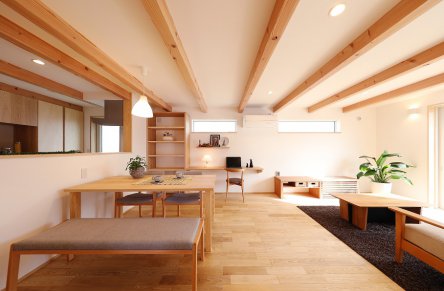 明るい光に包まれる家事ラク×まるごと自然素材の住まい