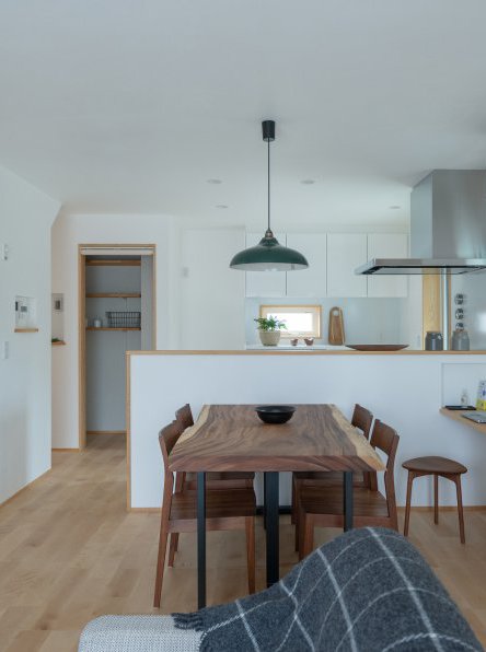 自然と調和する黒い外観、温もりあふれる一軒家