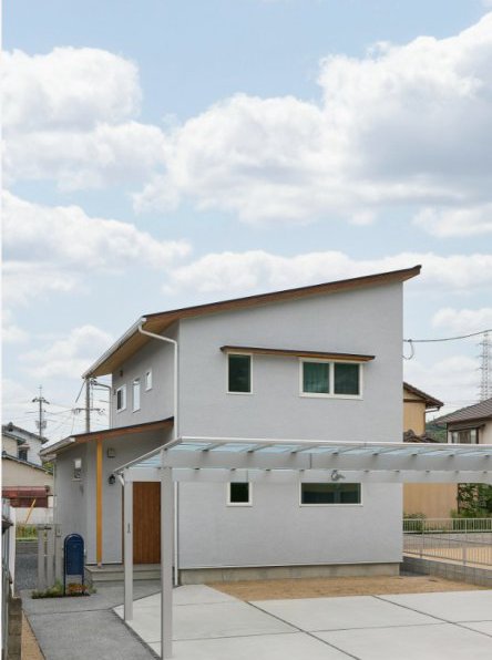 光降り注ぐ吹き抜けとくつろぎの住まい