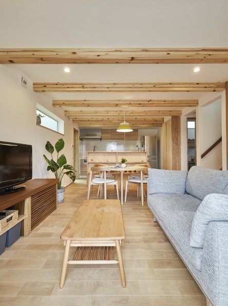 家族の笑顔が広がるナチュラルな三角屋根の家