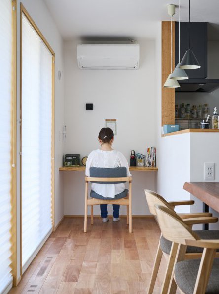アースカラーのタイルを張った北欧風の住まい