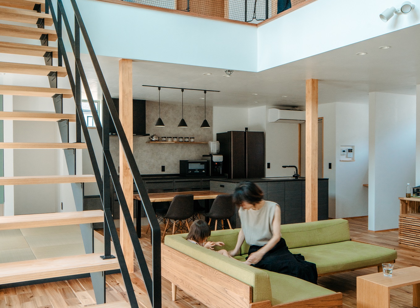 吹き抜けから自然光がLDKを優しく照らす心地の良い明るい空間