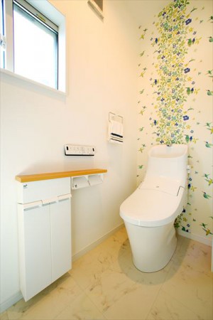 【【トイレ】自然の中にいるようなNaturalmotifの壁紙。中央に柄が来るのは職人技。