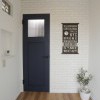 【玄関ホール】真っ白な壁に良く映えるブルーの室内ドア。