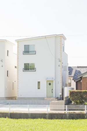 【外観】グリーンのドアが 一目で 私のお家ってわかる♪