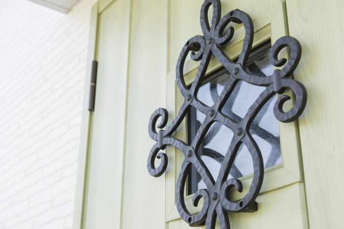 【玄関ドア】クローバーの様なアイアン飾りはリースなども飾れます。