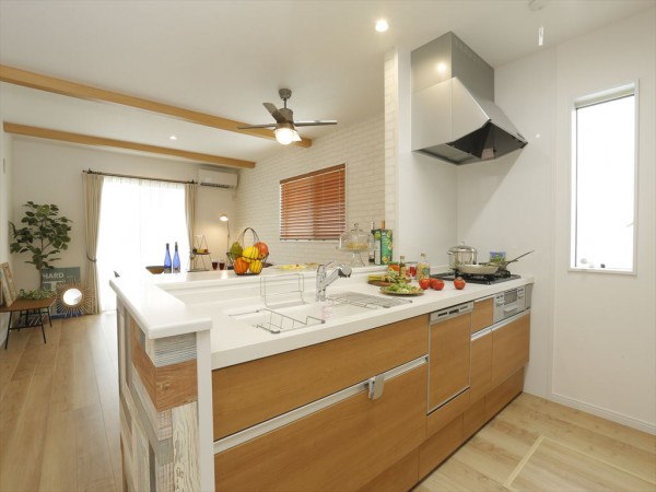 【キッチン】木目調のキッチンバネルの色に 他の設備も合わせると統一感が得られます。