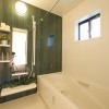 【バスルーム】フォレストグリーンのアクセントカラーで、一日の疲れをいやそう