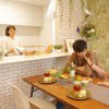 【キッチン】対面カウンターまわりは使いながらお気に入りの小物が飾れます。