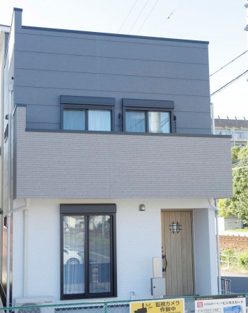 【外観】モノトーンの外観にナチュラルな色のドアを合わせて、我が家に帰ってきた安堵感を。