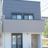 【外観】モノトーンの外観にナチュラルな色のドアを合わせて、我が家に帰ってきた安堵感を。