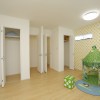 【キッズルームクロゼット】ドアもクロゼットも真ん中からそれあるから将来は 二部屋に分けられます♡