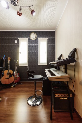 シックなインテリアでまとめた防音室は、音楽スタジオさながらの雰囲気。