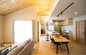 岩手で新築・注文住宅を建てるなら｜勾配天井がつくる開放感あふれるリビング
