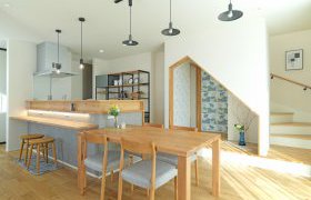岩手県の注文住宅・新築住宅なら|リビング階段のメリット・デメリットとは?後悔しない間取りづくりのポイント