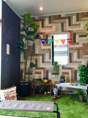 芝生風スペース：芝生の上でのんびりBBQを楽しめるイメージのコーディネートに仕上げました。