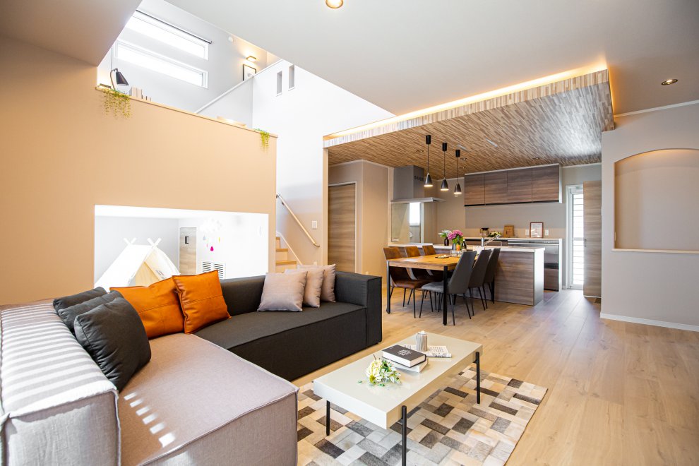 LDKはオープンキッチン&amp;吹抜け&amp;スキップフロアで家族の気配を感じられるコミュニケーションの取りやすい空間です。
【こちらは施工例です】