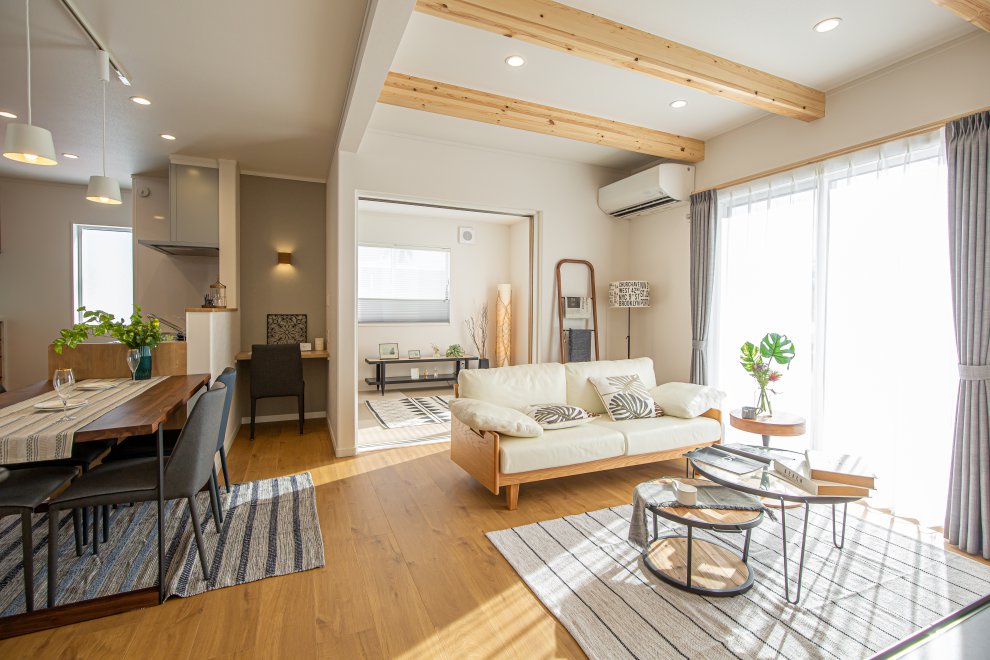 優しい色の木目と表し梁でナチュラルな雰囲気のLDK。またリビングには在宅勤務がはかどるリモートワークスペースも配置しました。
【こちらは施工例です】