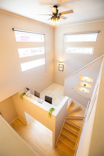 スキップフロアはワークスペースに。
LDKを見下ろすことができる場所に配置されているので家族の様子を見ながら作業することができます。【こちらは施工例です】